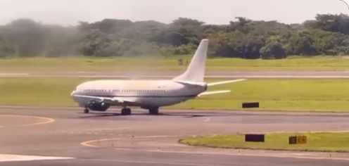 avion 11 SUPUESTO TRASLADO DE VENEZOLANOS DEL CECOT A VENEZUELA GENERA EXPECTATIVA Y HERMETISMO EN AEROPUERTO INTERNACIONAL