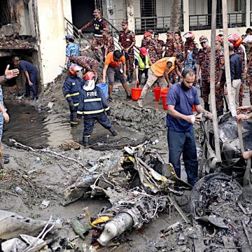 TRAGEDIA EN BANGLADÉS: 31 MUERTOS TRAS CAÍDA DE AVIÓN MILITAR SOBRE UNA ESCUELA