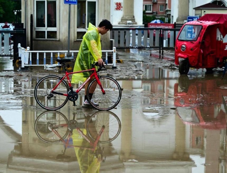 PEKÍN EVACÚA A MÁS DE 3,000 PERSONAS POR FUERTES INUNDACIONES EN DISTRITO DE MIYUN