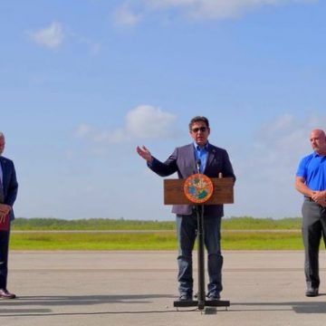 EE. UU. INICIA DEPORTACIONES DE MIGRANTES DESDE CENTRO ‘ALLIGATOR ALCATRAZ’ EN FLORIDA