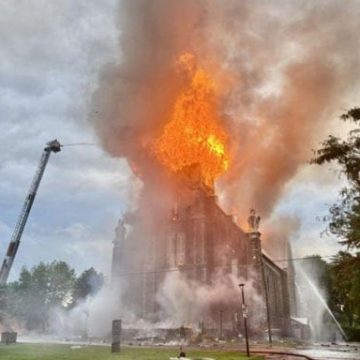INCENDIO DESTRUYE IGLESIA HISTÓRICA EN CANADÁ TRAS IMPACTO DE RAYO