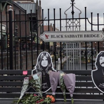 FANÁTICOS RINDEN HOMENAJE A OZZY OSBOURNE EN INGLATERRA Y ESTADOS UNIDOS