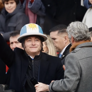 ARGENTINA: MANIFESTANTES LANZAN PIEDRAS Y BOTELLAS CONTRA EL PRESIDENTE JAVIER MILEI