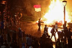 TRES MUERTOS Y CINCO HERIDOS EN INCENDIO PROVOCADO POR MANIFESTANTES EN INDONESIA
