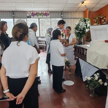 EL SALVADOR; FELIGRESES DESPIDEN AL PADRE JOSÉ MARÍA TOJEIRA EN LA PARROQUIA EL CARMEN DE SANTA TECLA