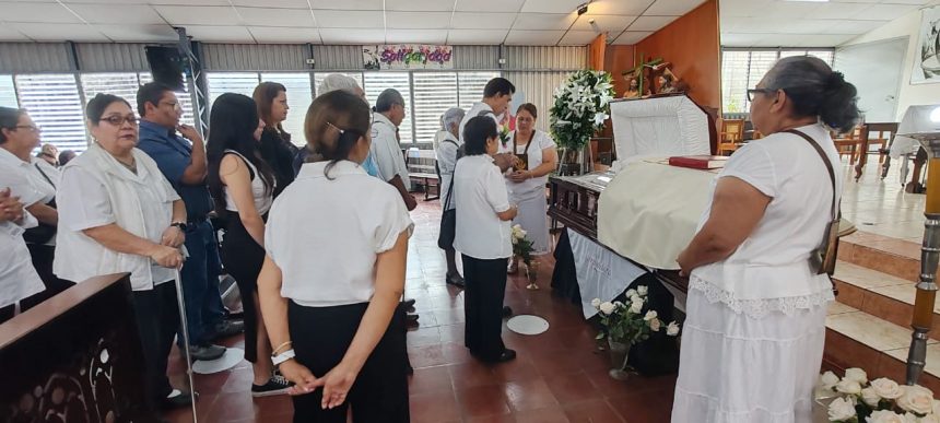 EL SALVADOR; FELIGRESES DESPIDEN AL PADRE JOSÉ MARÍA TOJEIRA EN LA PARROQUIA EL CARMEN DE SANTA TECLA