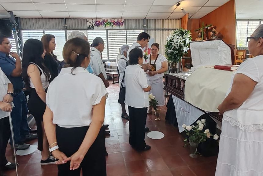 EL SALVADOR; FELIGRESES DESPIDEN AL PADRE JOSÉ MARÍA TOJEIRA EN LA PARROQUIA EL CARMEN DE SANTA TECLA