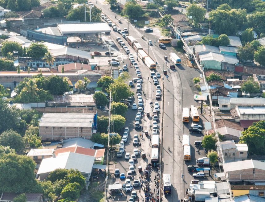 EL SALVADOR; MILES DE TURISTAS HONDUREÑOS INGRESAN A EL SALVADOR POR EL FERIADO DE LA SEMANA MORAZÁNICA