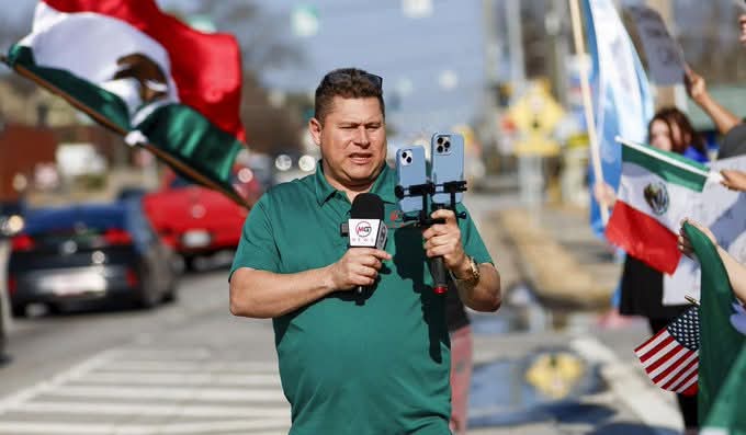 PERIODISTA SALVADOREÑO MARIO GUEVARA FUE DEPORTADO DE ESTADOS UNIDOS Y YÁ ESTA EN EL SALVADOR; FUE TRESLADADO EN UNA PATRULLA DE FRONTERAS A OLOCUILTA