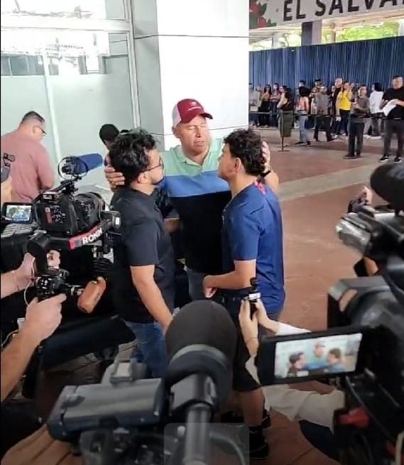 HIJOS DE PERIODISTA SALVADOREÑO DEPORTADO LLEGAN AL PAÍS PARA REENCONTRARSE CON SU PADRE