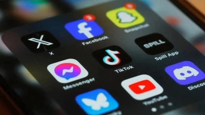 FRANCIA PROPONE LEY PARA RESTRINGIR REDES SOCIALES A MENORES DE 15 AÑOS Y USO DE CELULARES EN ESCUELAS