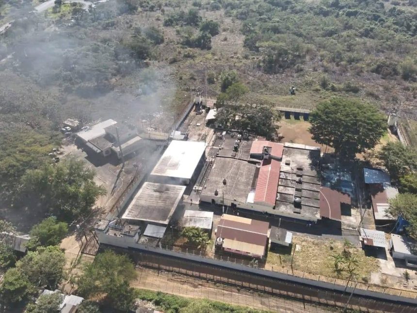 DISTURBIOS EN CÁRCEL RENOVACIÓN 1 DE ESCUINTLA DEJAN DAÑOS SEVEROS Y BLOQUEOS VIALES