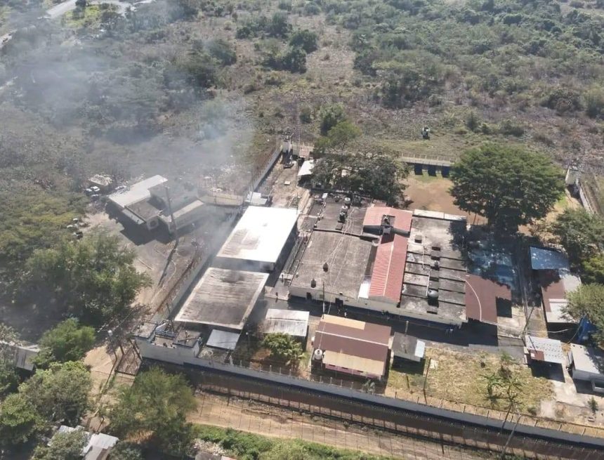 DISTURBIOS EN CÁRCEL RENOVACIÓN 1 DE ESCUINTLA DEJAN DAÑOS SEVEROS Y BLOQUEOS VIALES