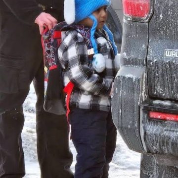 UN JUEZ FEDERAL BLOQUEA TEMPORALMENTE DEPORTACIÓN DE NIÑO DE 5 AÑOS Y SU PADRE DETENIDOS EN MINNESOTA POR ICE