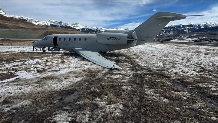 JET PRIVADO SE SALE DE LA PISTA POR FUERTES VIENTOS EN AEROPUERTO DE COLORADO, EE. UU.