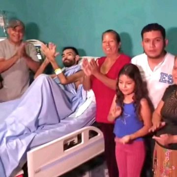 JULIO RIVERA LLEGÓ AYER EN UN AVIÓN MÉDICO A EL SALVADOR DESDE NUEVA YORK PARA CUMPLIR SU ÚLTIMO DESEO DE VOLVER A CASA EN AHUACHAPÁN