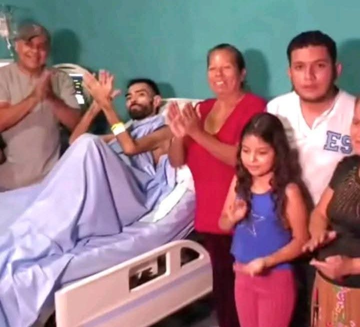 JULIO RIVERA LLEGÓ AYER EN UN AVIÓN MÉDICO A EL SALVADOR DESDE NUEVA YORK PARA CUMPLIR SU ÚLTIMO DESEO DE VOLVER A CASA EN AHUACHAPÁN