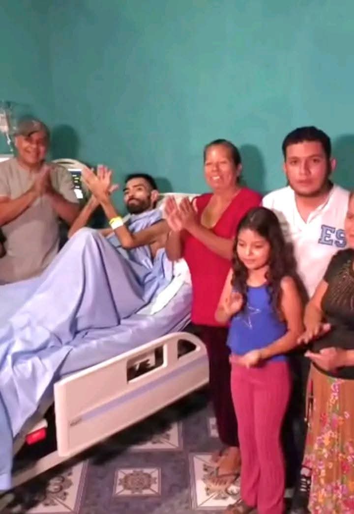 JULIO 2 JULIO RIVERA LLEGÓ AYER EN UN AVIÓN MÉDICO A EL SALVADOR DESDE NUEVA YORK PARA CUMPLIR SU ÚLTIMO DESEO DE VOLVER A CASA EN AHUACHAPÁN