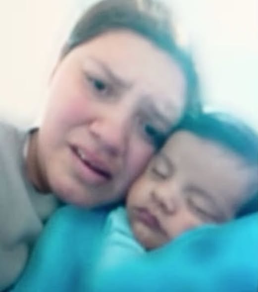 bebe BEBÉ CON BRONQUITIS ES DEPORTADO JUNTO A SU MADRE TRAS PERMANECER EN CENTRO DE DETENCIÓN