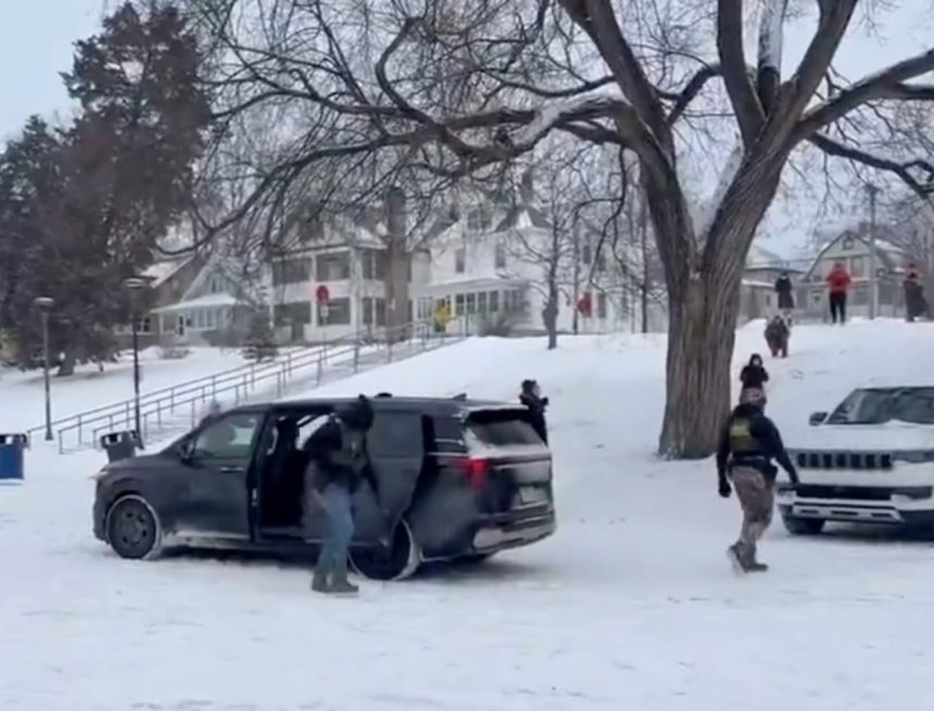 DENUNCIAN OPERATIVO DE ICE EN PARQUES DE MINNEÁPOLIS, PONIENDO EN DUDAS ORDENES LOCALES Y SEGURIDAD DE FAMILIAS