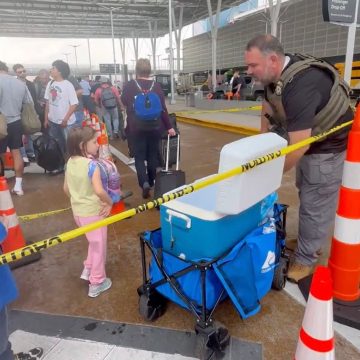 AGENTES DE ICE REPARTEN AGUA A PASAJEROS EN AEROPUERTOS DE ESTADOS UNIDOS
