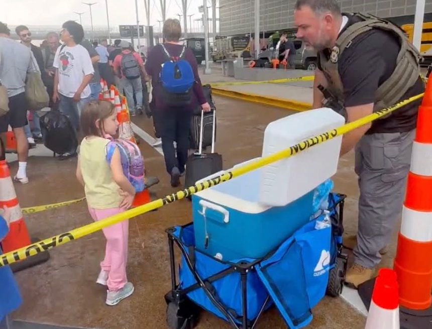 agua 1 AGENTES DE ICE REPARTEN AGUA A PASAJEROS EN AEROPUERTOS DE ESTADOS UNIDOS