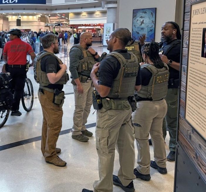 ice 1 AGENTES DE ICE SE DESPLIEGAN EN AEROPUERTOS DE EEUU PARA APOYAR OPERACIONES DE SEGURIDAD