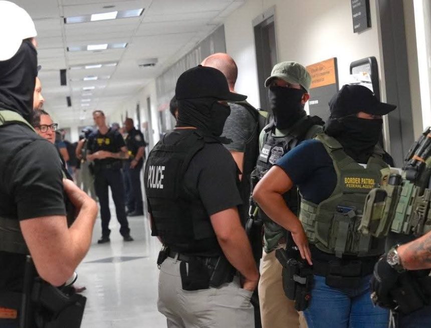 GOBIERNO DE TRUMP ADMITE ERROR EN DEMANDA SOBRE ARRESTOS EN TRIBUNALES DE INMIGRACIÓN