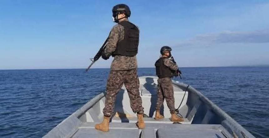 marina 1 EL SALVADOR; MARINA NACIONAL RESCATA A 16 NÁUFRAGOS ECUATORIANOS Y LOS TRASLADA A LA UNIÓN