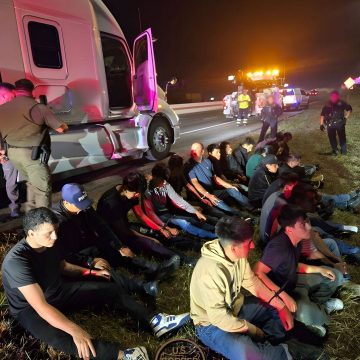 AUTORIDADES DE EE. UU. LOCALIZAN A 22 PERSONAS EN CONDICIONES DE RIESGO DENTRO DE UN VEHÍCULO EN TEXAS