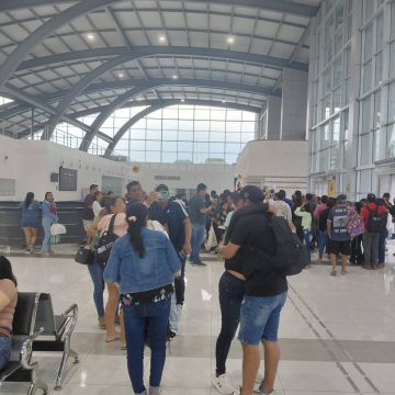 LOS PESCADORES ECUATORIANOS QUE NAUFRAGARON RETORNARON A SU PAIS DESPUES DE SER RESCATADOS POR LA MARINA SALVADOREÑA