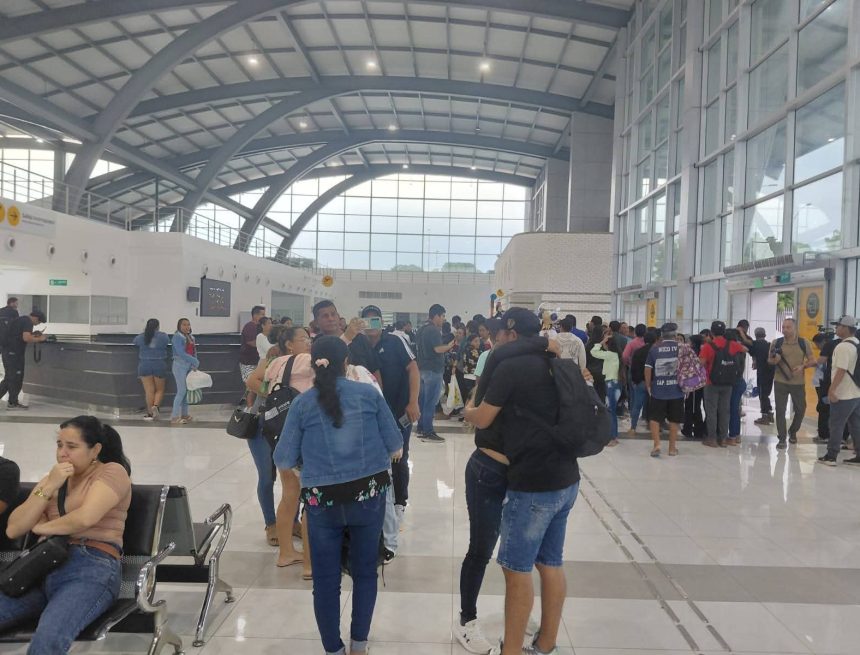 MANTA 1 LOS PESCADORES ECUATORIANOS QUE NAUFRAGARON RETORNARON A SU PAIS DESPUES DE SER RESCATADOS POR LA MARINA SALVADOREÑA