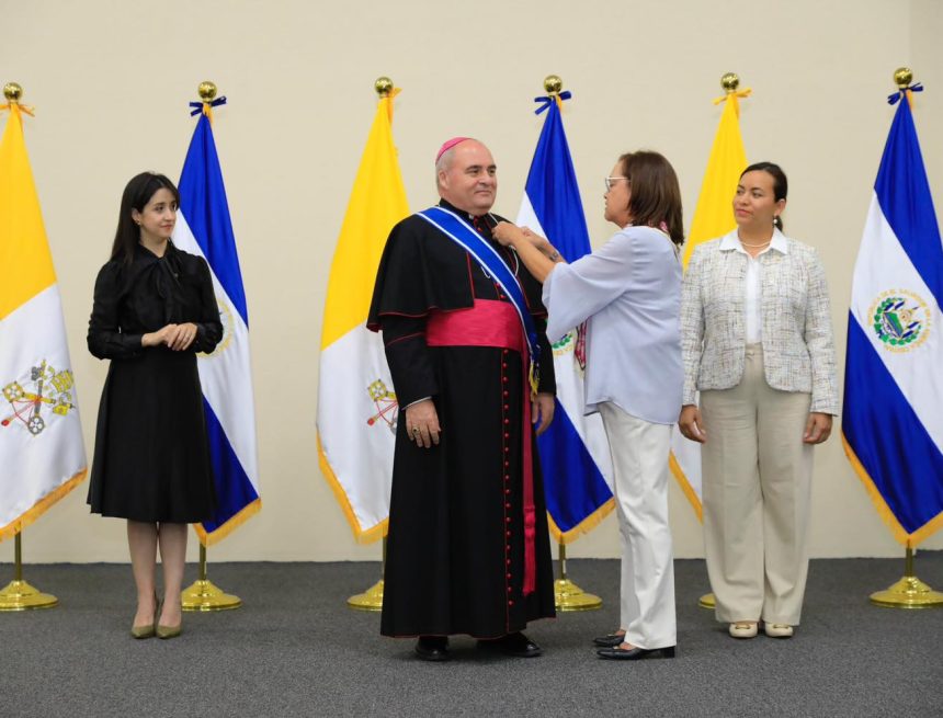 EL SALVADOR CONDECORA A NUNCIO APOSTÓLICO CON ORDEN JOSÉ MATÍAS DELGADO