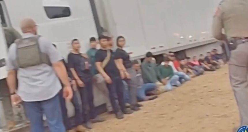 LOCALIZARON A 20 MIGRANTES HACINADOS EN LA CABINA DE UN TRÁILER EN TEXAS