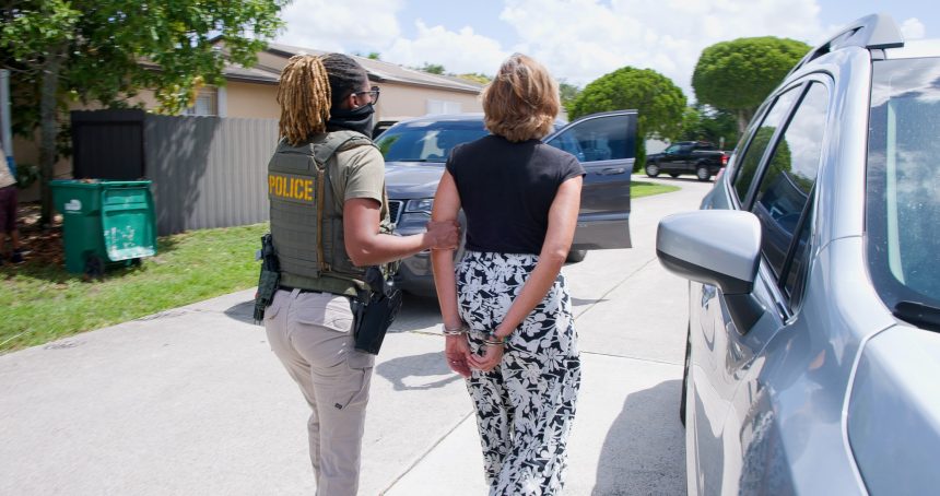cuba 1 ICE DETIENE A CUBANA EN FLORIDA Y LE REVOCA LA RESIDENCIA PERMANENTE