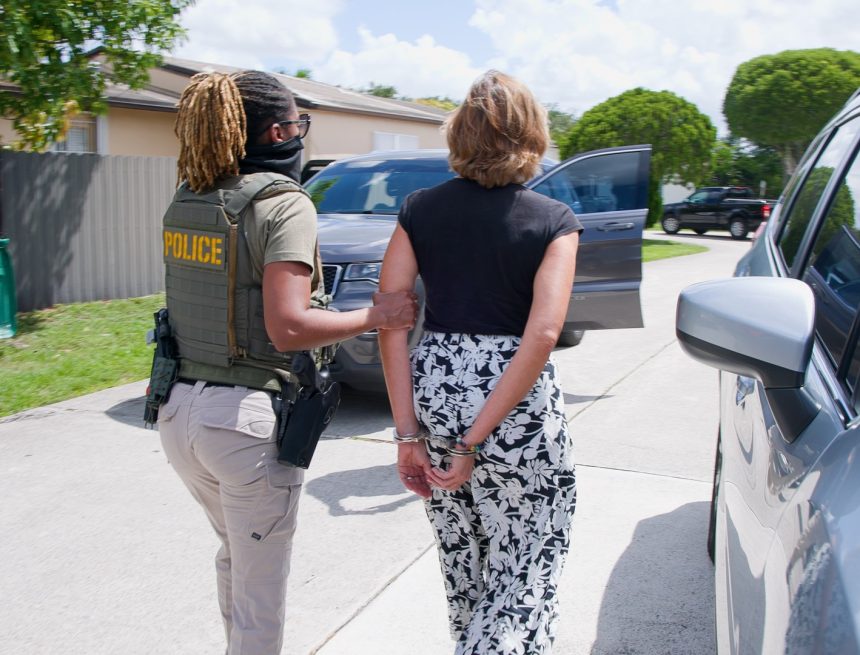 cuba 1 ICE DETIENE A CUBANA EN FLORIDA Y LE REVOCA LA RESIDENCIA PERMANENTE