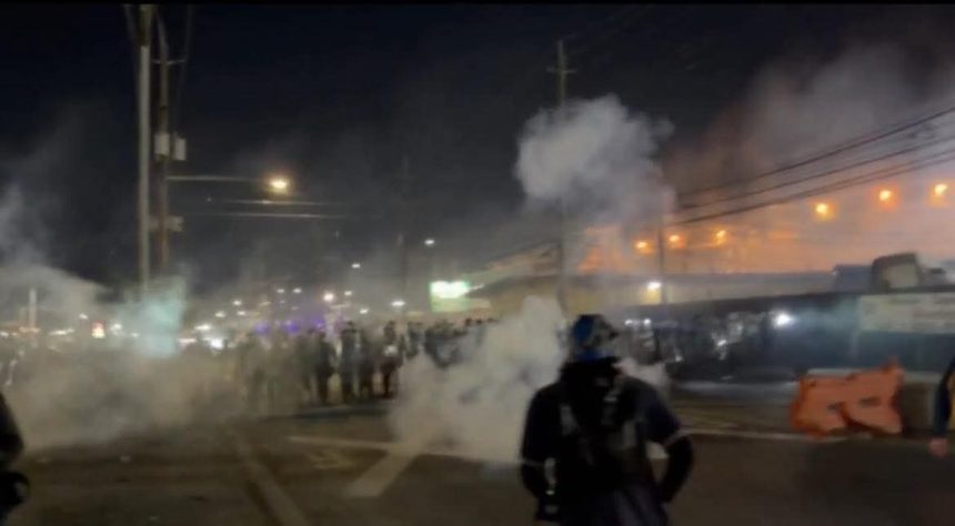 estados AUMENTAN LOS ENFRENTAMIENTOS EN LOS ALREDEDORES DEL CENTRO DE DETENCIÓN DELANEY HALL