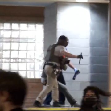 CAOS EN HOSPITAL DE NUEVA YORK TRAS ARRESTO DE ICE QUE DESATA PROTESTAS