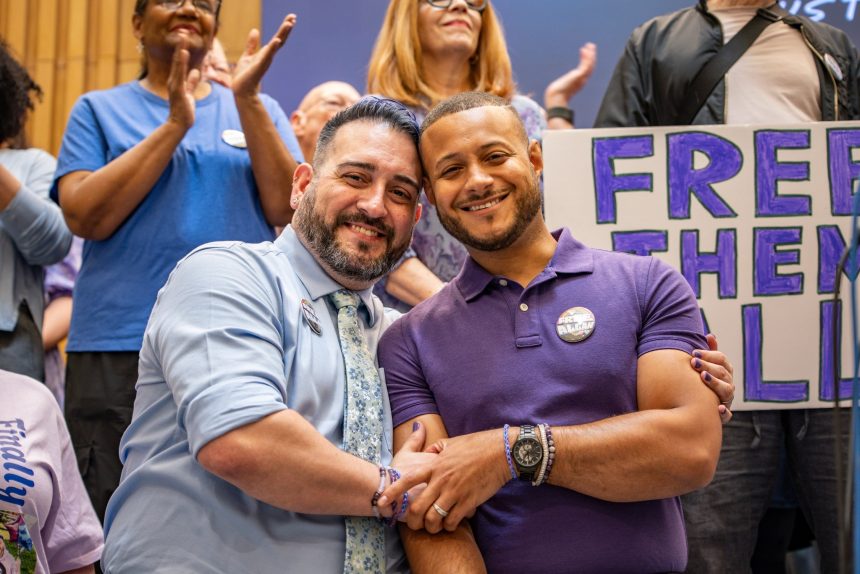 LIBERARON A UN INMIGRANTE TRAS MESES DETENIDO POR ICE Y SE REENCUENTRA CON SU FAMILIA