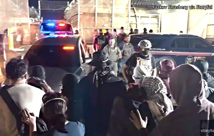 “ESTO NO ES UN HOLIDAY INN”: SECRETARIO DE SEGURIDAD NACIONAL DEFIENDE CONDICIONES EN CENTRO DE DETENCIÓN DE NUEVA JERSEY