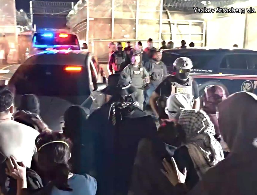 “ESTO NO ES UN HOLIDAY INN”: SECRETARIO DE SEGURIDAD NACIONAL DEFIENDE CONDICIONES EN CENTRO DE DETENCIÓN DE NUEVA JERSEY