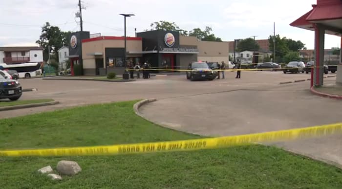 DOS MENORES RESULTAN LESIONADOS EN TIROTEO EN ESTACIONAMIENTO DE BURGER KING EN HOUSTON