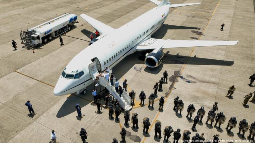 EE. UU. DEPORTA A OTROS 126 VENEZOLANOS EN VUELO DE REPATRIACIÓN HACIA MAIQUETÍA