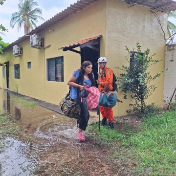 11 EL SALVADOR; EVACUACIÓN PREVENTIVA RESGUARDA A FAMILIA EN LA LIBERTAD COSTA ANTE RIESGO POR FUERTE OLEAJE