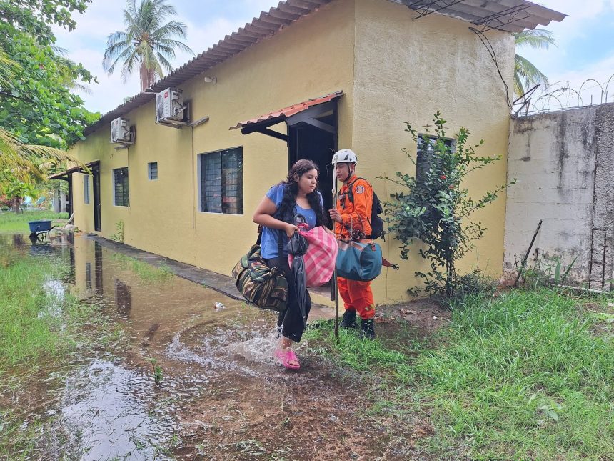 11 EL SALVADOR; EVACUACIÓN PREVENTIVA RESGUARDA A FAMILIA EN LA LIBERTAD COSTA ANTE RIESGO POR FUERTE OLEAJE