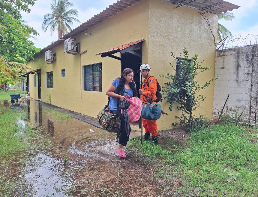 EL SALVADOR; EVACUACIÓN PREVENTIVA RESGUARDA A FAMILIA EN LA LIBERTAD COSTA ANTE RIESGO POR FUERTE OLEAJE