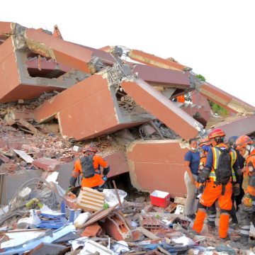 BUKELE INFORMA EL RESCATE CON VIDA DE DOS PERSONAS ATRAPADAS BAJO LOS ESCOMBROS EN VENEZUELA