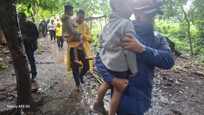 COMANDOS 2 EL SALVADOR; EVACÚAN A VARIAS FAMILIAS EN SAN JUAN OPICO ANTE RIESGO POR CRECIDA DE RÍOS Y LLUVIAS