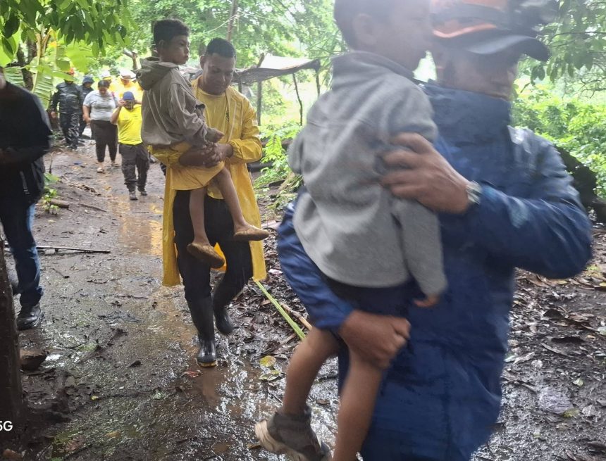 COMANDOS 2 EL SALVADOR; EVACÚAN A VARIAS FAMILIAS EN SAN JUAN OPICO ANTE RIESGO POR CRECIDA DE RÍOS Y LLUVIAS