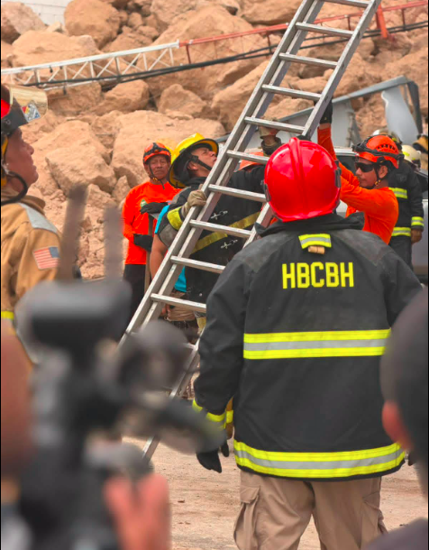 HONDU 4 RESCATAN A CUATRO TRABAJADORES TRAS DERRUMBE E INCENDIO EN TEGUCIGALPA